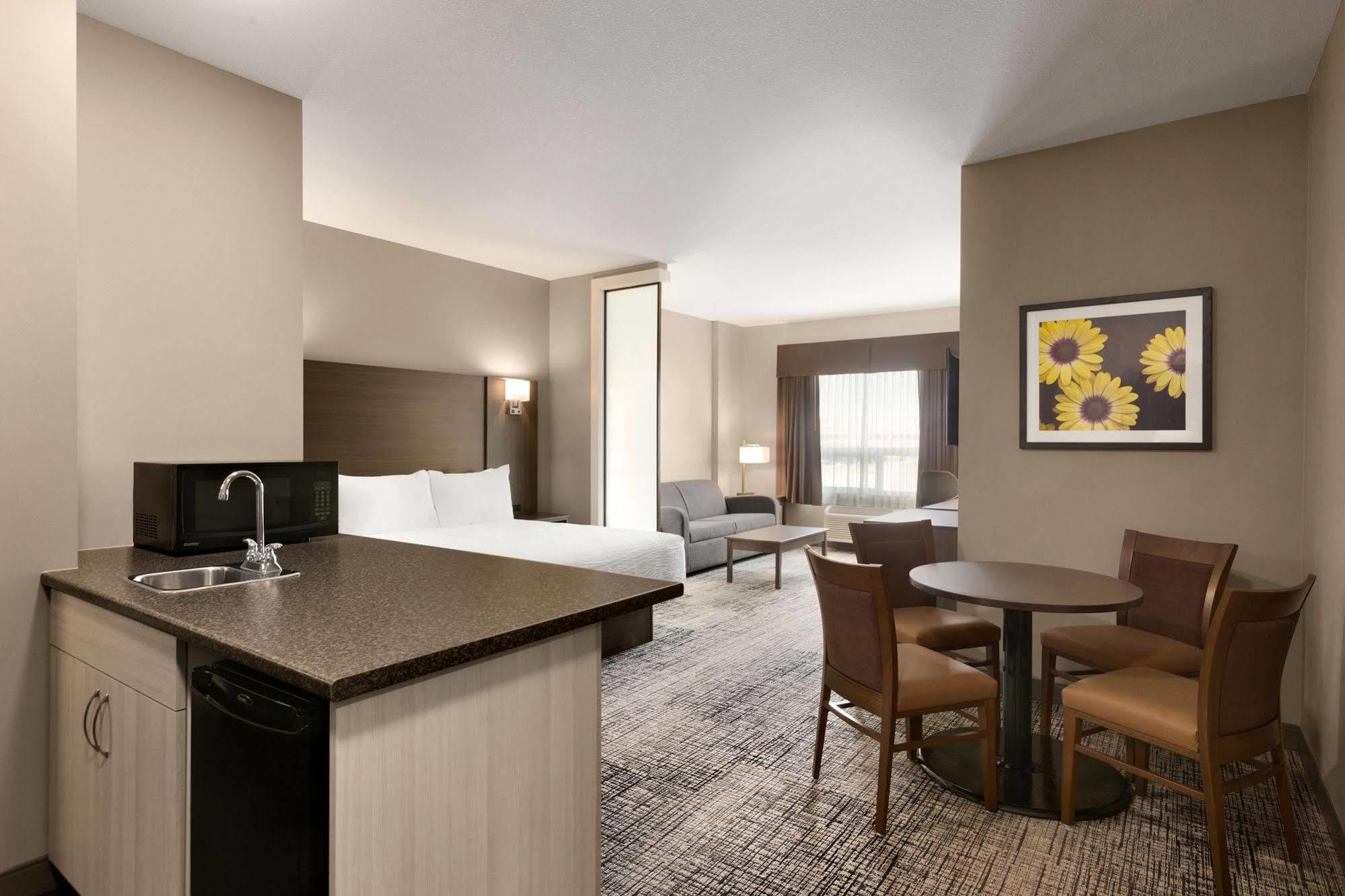 Days Inn & Suites By Wyndham Warman Zewnętrze zdjęcie