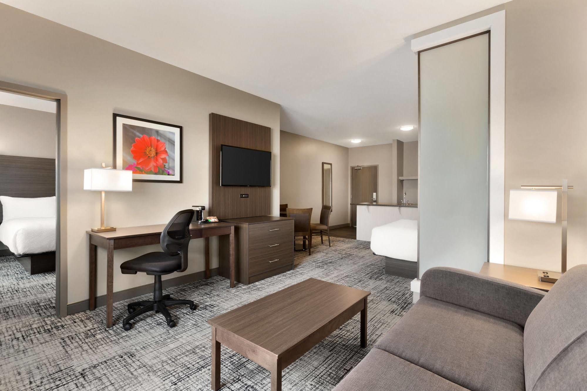 Days Inn & Suites By Wyndham Warman Zewnętrze zdjęcie